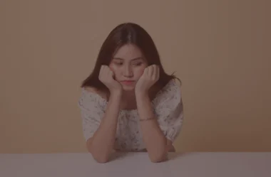 Feridas emocionais fazem você aceitar migalhas no amor? Entenda por que você não se sente escolhida